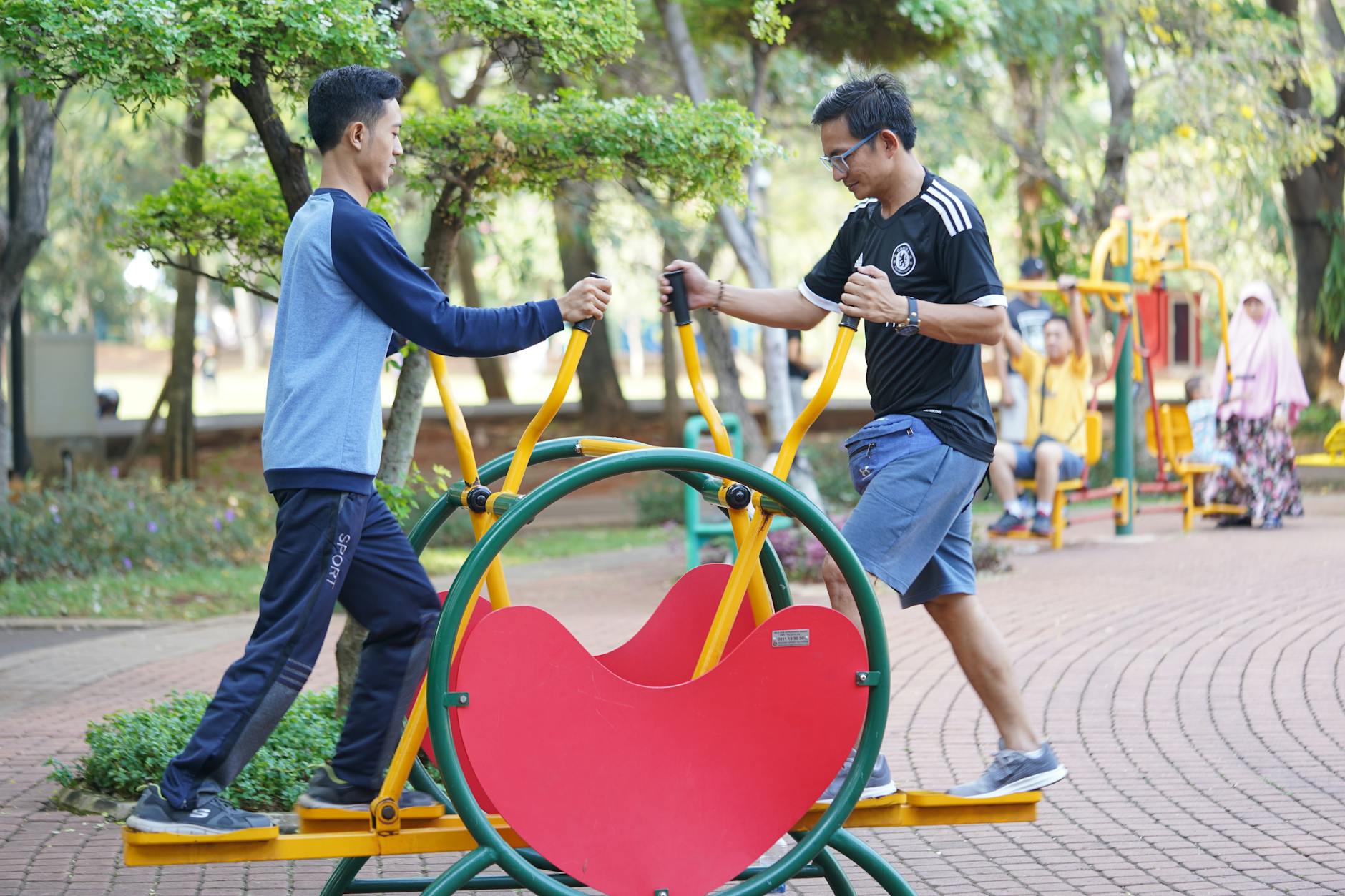 Orang berlari di lapangan hijau dengan senyum ceria
